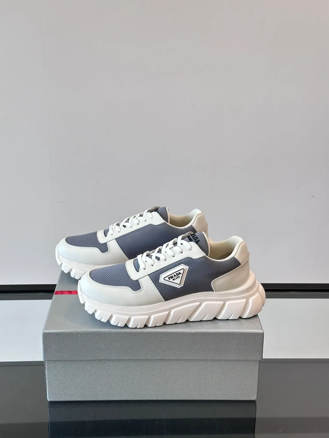 p440 "PRAD＊" men's new soft leather casual sneakers. This sneaker is made of Napa cowhide. The leather is soft and delicate, with a natural texture, which improves breathability. The rubber triangle logo on the outside embellishes the shoe body. The tongue and heel are decorated with brand letter logo details. Ultra-lightweight 6cm concave and convex rubber thick sole with PRADA letter logo on the side and cowhide lining. It feels comfortable on the foot and is exquisite and versatile! Size: 38-44 (45.46 customized)